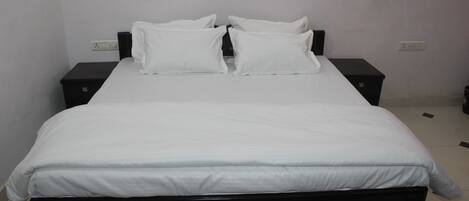 Deluxe Double Room | Laptop workspace, free WiFi