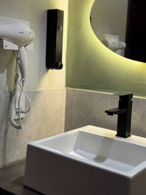 Hiustenkuivaaja, pyyhkeet, saippua, sampoo