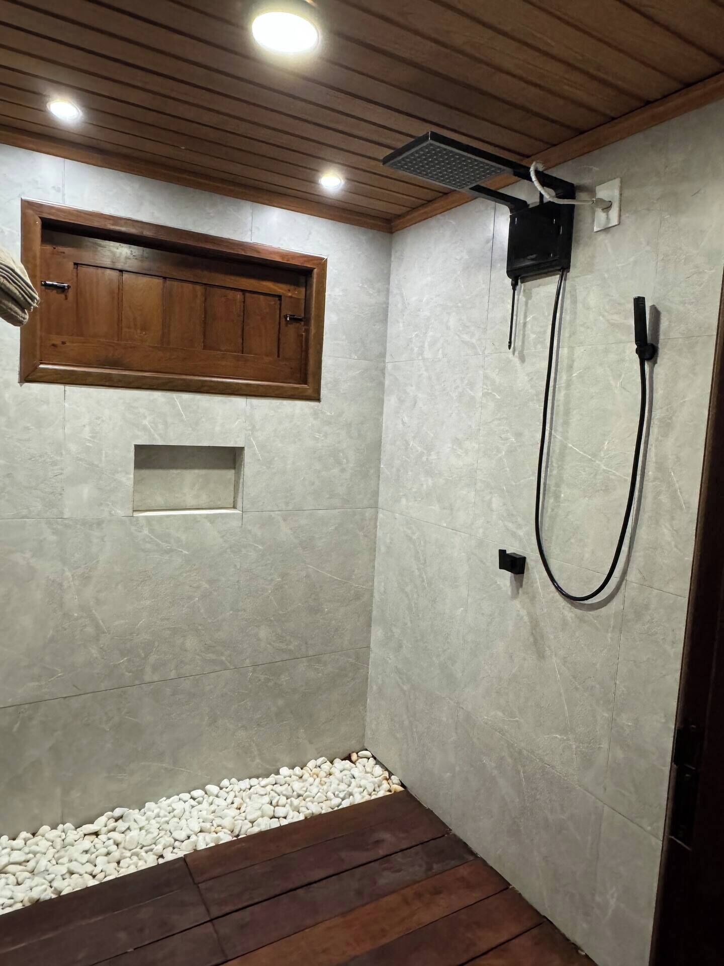Secador de cabelo, toalhas de banho, sabonete, shampoo