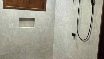 Secador de cabelo, toalhas de banho, sabonete, shampoo