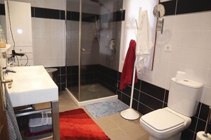 シャワー、ヘアドライヤー、タオル、トイレットペーパー