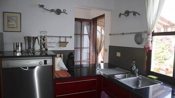Stovetop, cookware/dishes/utensils