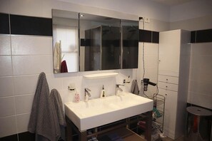 Shower, hair dryer, towels, toilet paper - VILLA SILA (El Paso)