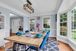 Dining - Elegant Home- City View/IAD Airport/Prime Location (Herndon)