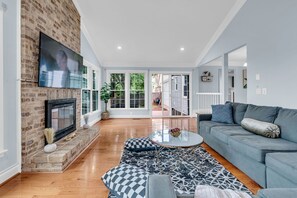 Living area - Elegant Home- City View/IAD Airport/Prime Location (Herndon)