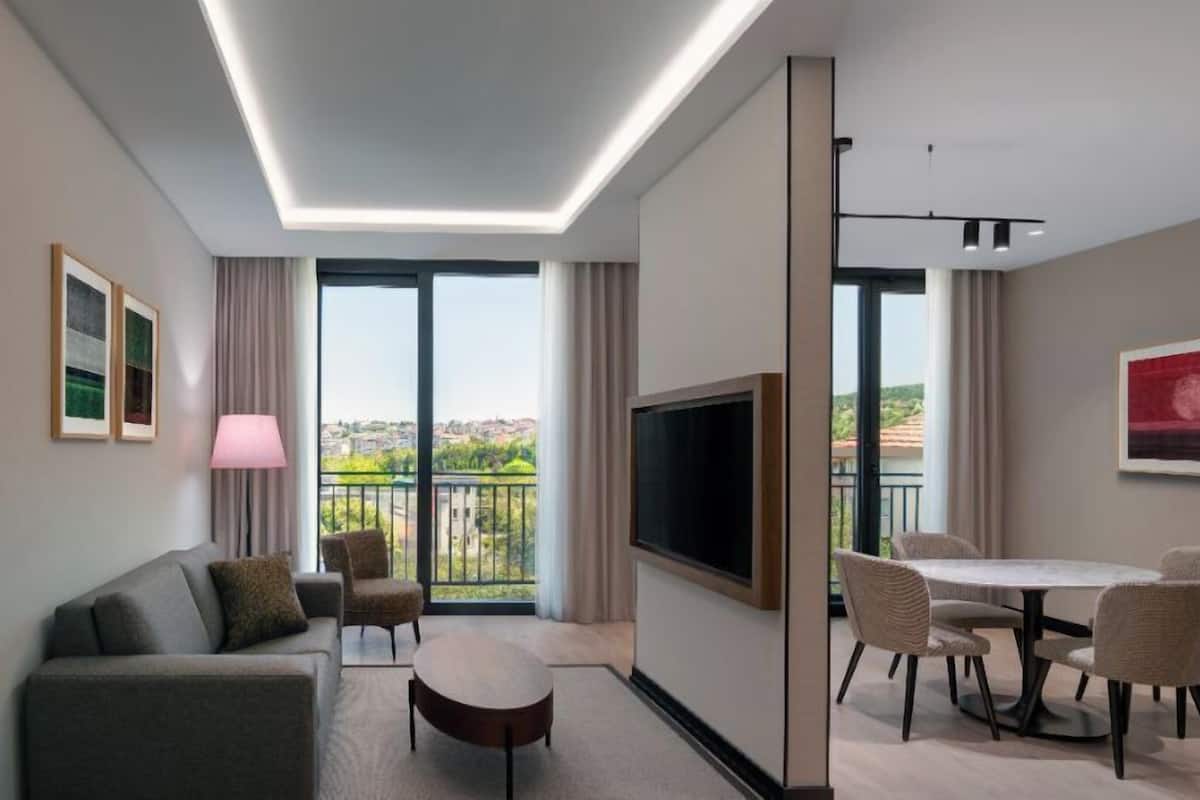 King Corner Skyline Suite | Minibar, in-room safe, blackout drapes, soundproofing