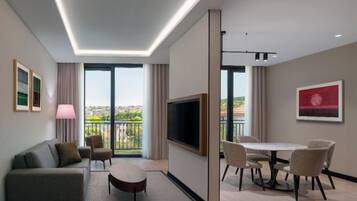 Suite, utsikt mot høyde, hjørnerom | Minibar, safe på rommet, blendingsgardiner og lydisolert