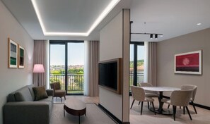 Suite, utsikt mot høyde, hjørnerom | Minibar, safe på rommet, blendingsgardiner og lydisolert