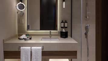 King Deluxe Room | Bathroom shower