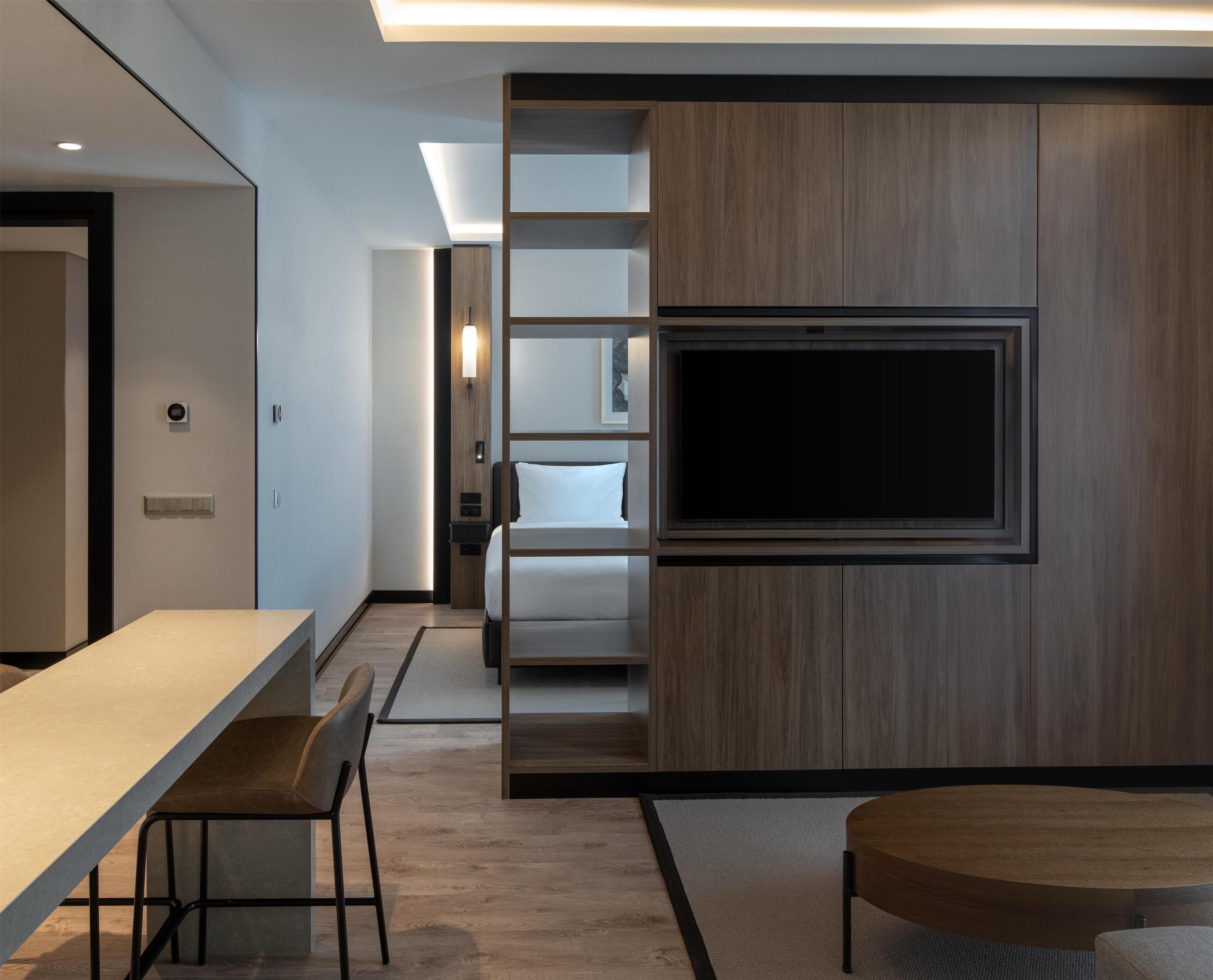 デラックス ツインルーム 電子レンジ シティビュー | リビング エリア | 55 インチのLED テレビ (衛星放送視聴可)、書庫