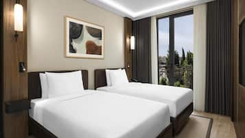 Minibar, pengeskab på værelset, mørklægningsgardiner, lydisolering