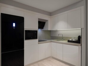 Microwave, espresso maker, electric kettle - Altunizade Suites Istanbul, Curio Collection by Hilton (Istanbul)