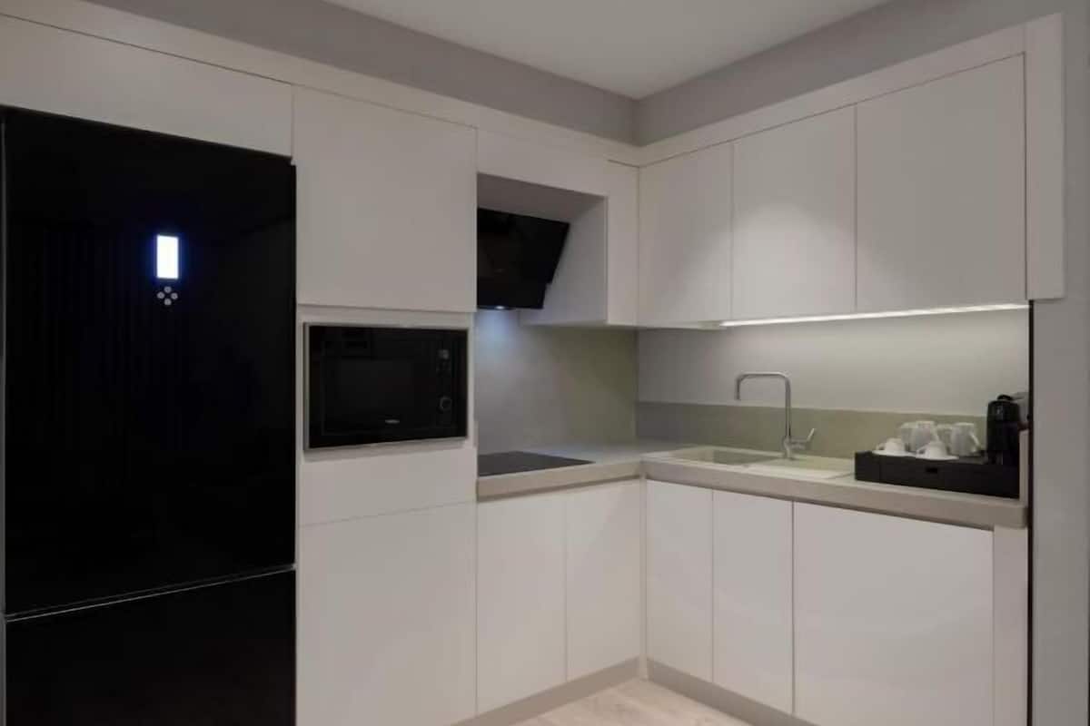 Private kitchen | Microwave, espresso maker, electric kettle