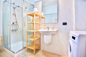 Sèche-cheveux, bidet, serviettes fournies, savon