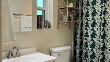 Haartrockner, Handtücher, Seife, Shampoo