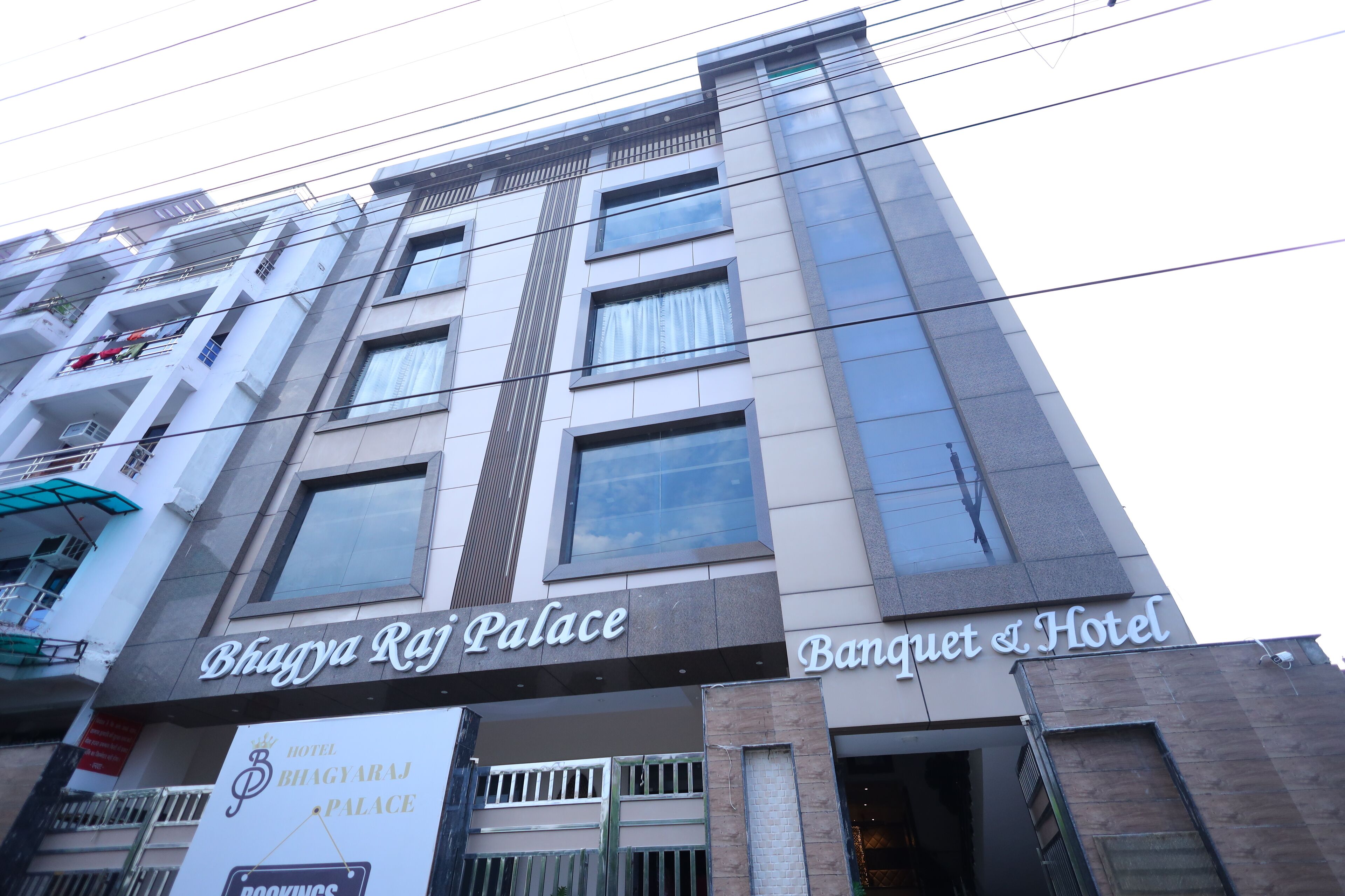 Un edificio a più piani con insegne che indicano 'Bhagya Raj Palace' e 'Banquet & Hotel'.