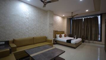 Deluxe Room | 1 bilik tidur, peti besi dalam bilik, meja, ruang kerja komputer riba