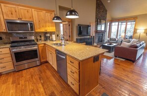 Jääkaappi, mikroaaltouuni, uuni, liesi