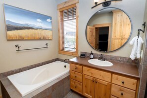 Een douche, een bubbelbad, een haardroger, handdoeken