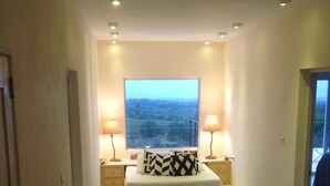 4 habitaciones, caja de seguridad en la habitación y escritorio