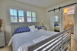 4 bedrooms, iron/ironing board, WiFi, bed sheets - On the River - Quiet Cove Creek 4BR Home near it all. (Hampton)