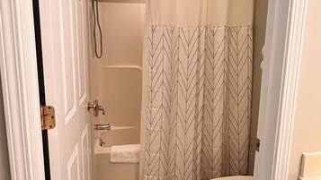 Secadora de cabello, toallas, jabón, papel de baño