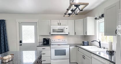 Charming 2-bedroom house with AC, WiFi in delightful Bloomington