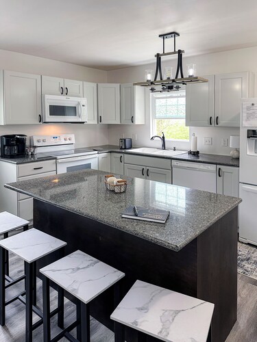 Charming 2-bedroom house with AC, WiFi in delightful Bloomington