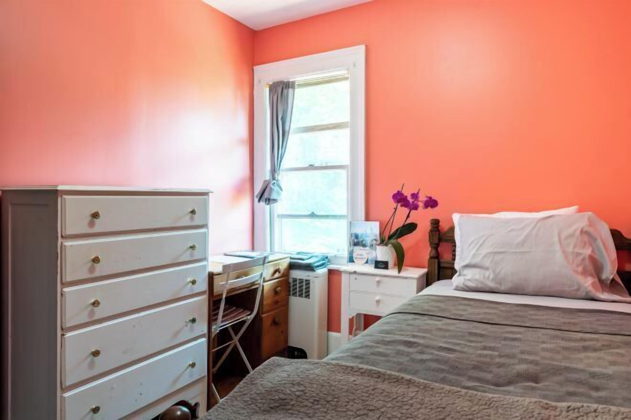 Schreibtisch, laptopgeeigneter Arbeitsplatz, Bügeleisen/Bügelbrett