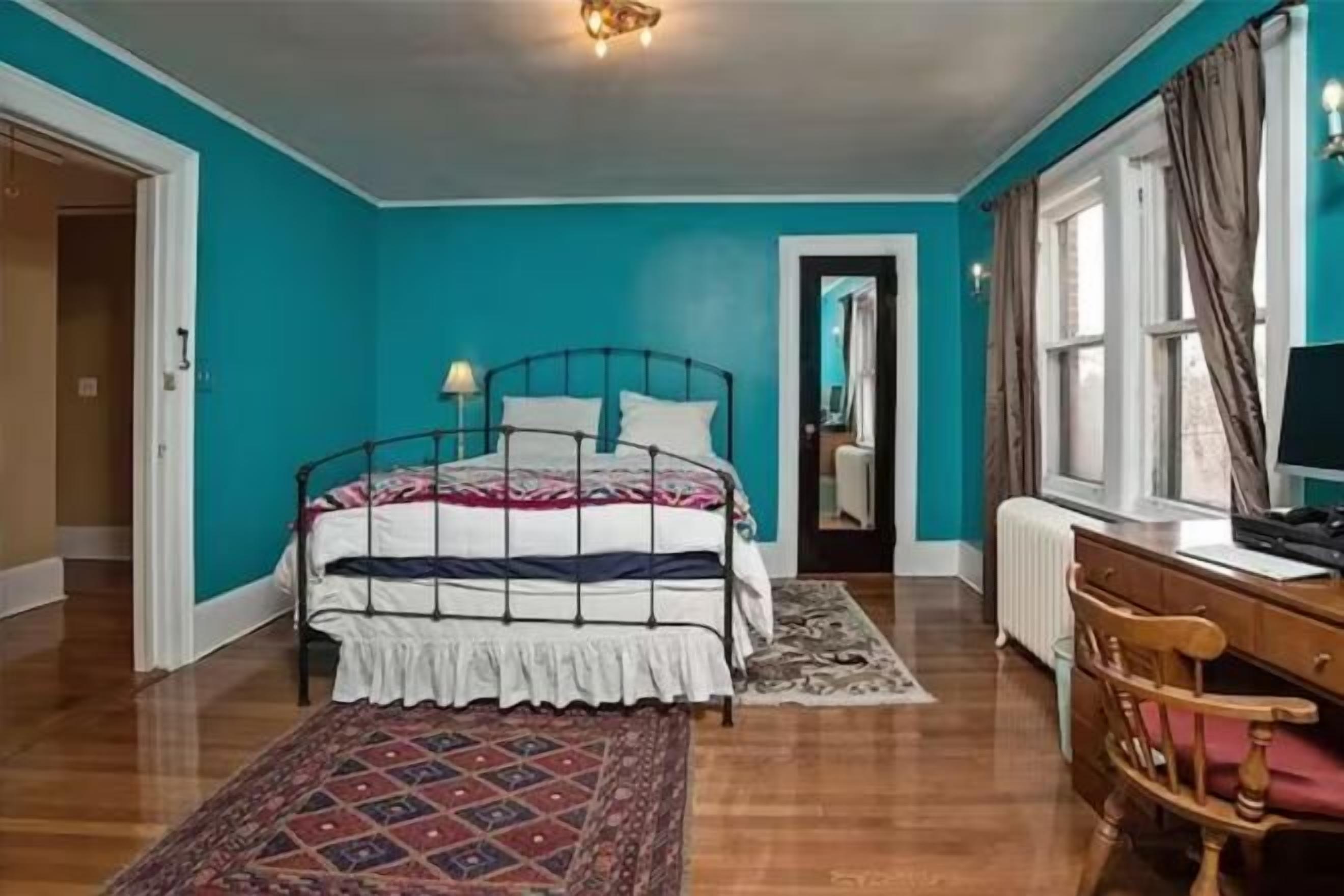 Schreibtisch, laptopgeeigneter Arbeitsplatz, Bügeleisen/Bügelbrett