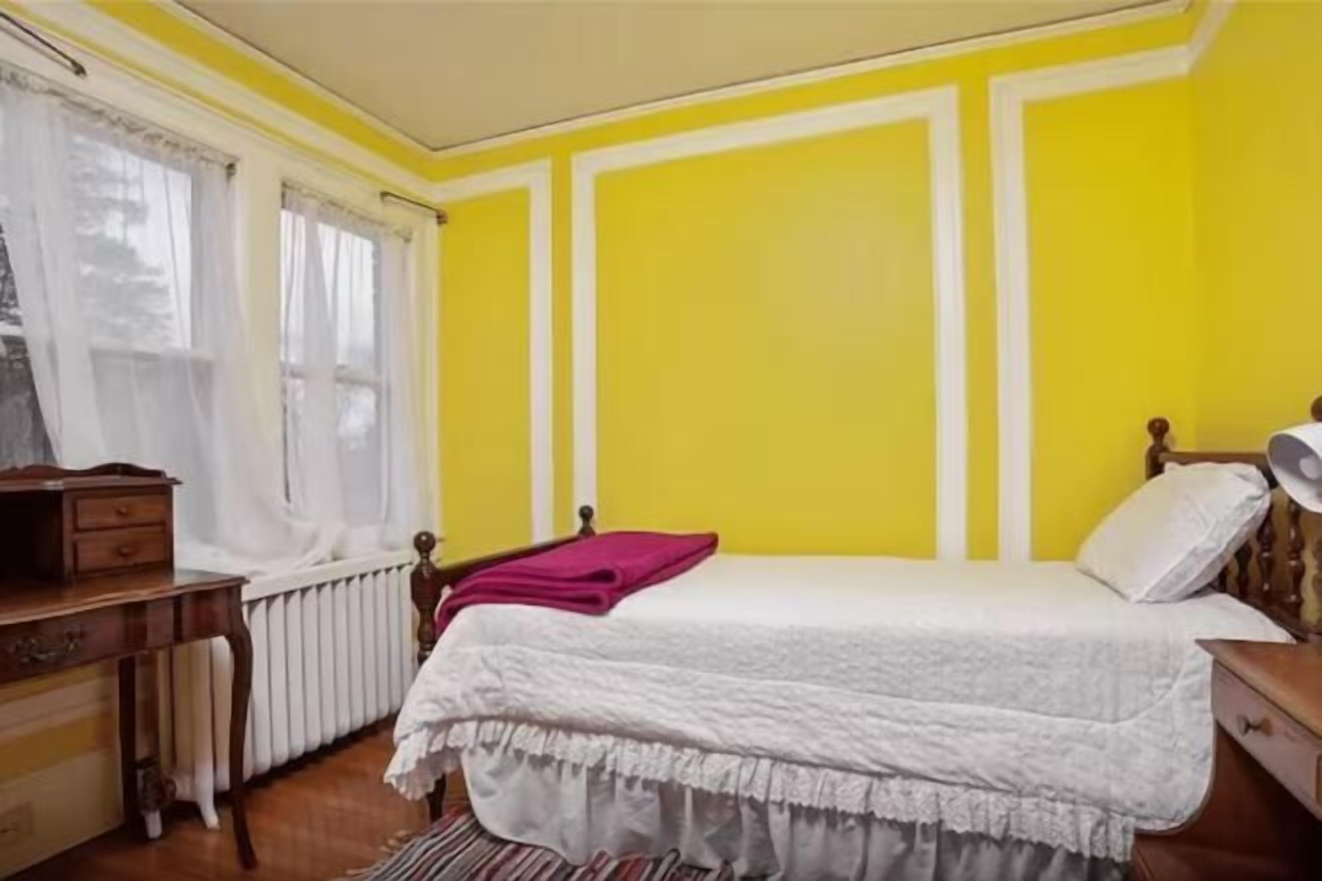 Schreibtisch, laptopgeeigneter Arbeitsplatz, Bügeleisen/Bügelbrett