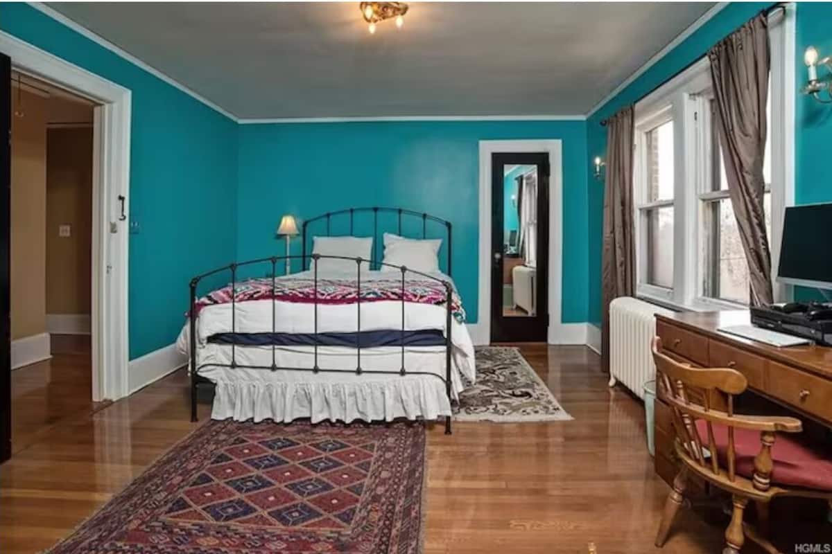 Master Suite At Cozy Homeva | Desk, laptop workspace, iron/ironing board, free WiFi