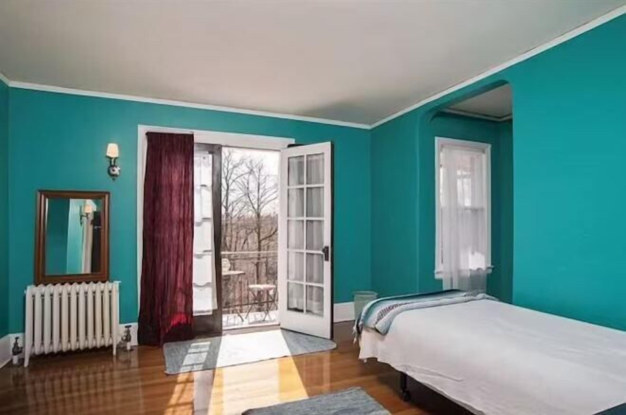 Schreibtisch, laptopgeeigneter Arbeitsplatz, Bügeleisen/Bügelbrett