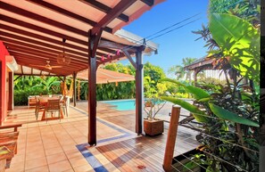 Outdoor dining - Villa la Désirade, heated swimming pool next to city center and beaches (Saint-François)