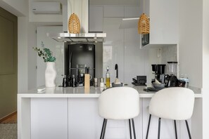 apartman, erkély (403) | Privát konyha | Hűtőszekrény és mikrohullámú sütő
