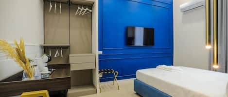 Deluxe Room | 1 bedroom, in-room safe, desk, laptop workspace