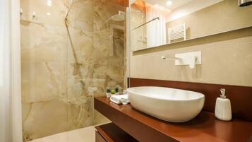 Chambre Deluxe | Salle de bain | Douche, articles de toilette gratuits, sèche-cheveux, peignoirs