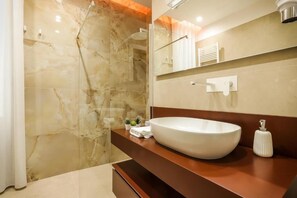 Habitación Deluxe | Baño | Ducha, artículos de higiene personal gratuitos y secador de pelo