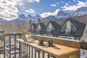 Property grounds - Ultra Lux ~ Mountain View pool/hot tub (Canmore)