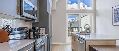 Jääkaappi, mikroaaltouuni, uuni, liesi