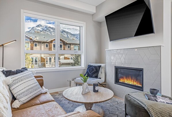 Smart TV, fireplace - Ultra Lux ~ Mountain View pool/hot tub (Canmore)