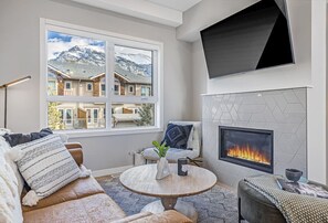 Smart TV y chimenea 