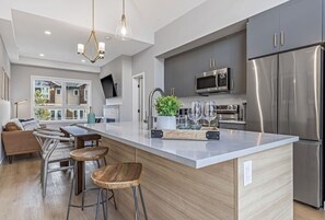 Fridge, microwave, oven, stovetop - Ultra Lux ~ Mountain View pool/hot tub (Canmore)