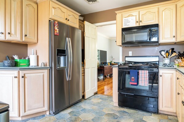 Full-size fridge, microwave, cookware/dishes/utensils