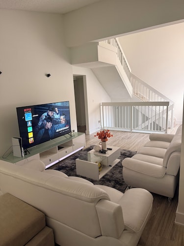 Stay close to shopping paradise! Apartment near Sawgrass and Hardrock stadium