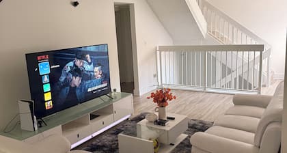 Stay close to shopping paradise! Apartment near Sawgrass and Hardrock stadium