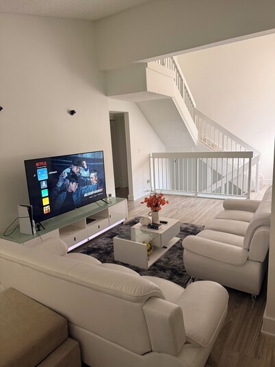 Stay close to shopping paradise! Apartment near Sawgrass and Hardrock stadium