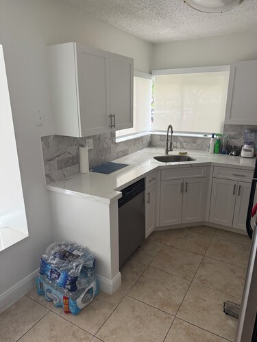 Stay close to shopping paradise! Apartment near Sawgrass and Hardrock stadium
