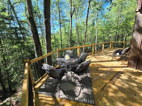 Snowmobile-Friendly Cabin Half mile from Tri-County Corridor w/ Trailer Parking