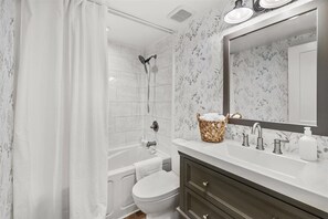 Douche, sèche-cheveux, serviettes fournies, savon
